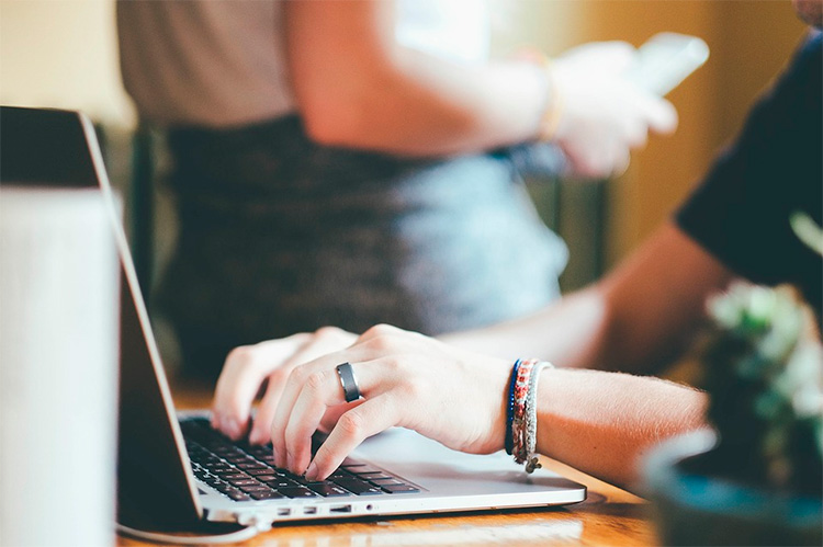 Cómo escribir en tu blog para mejorar el posicionamiento de tu web
